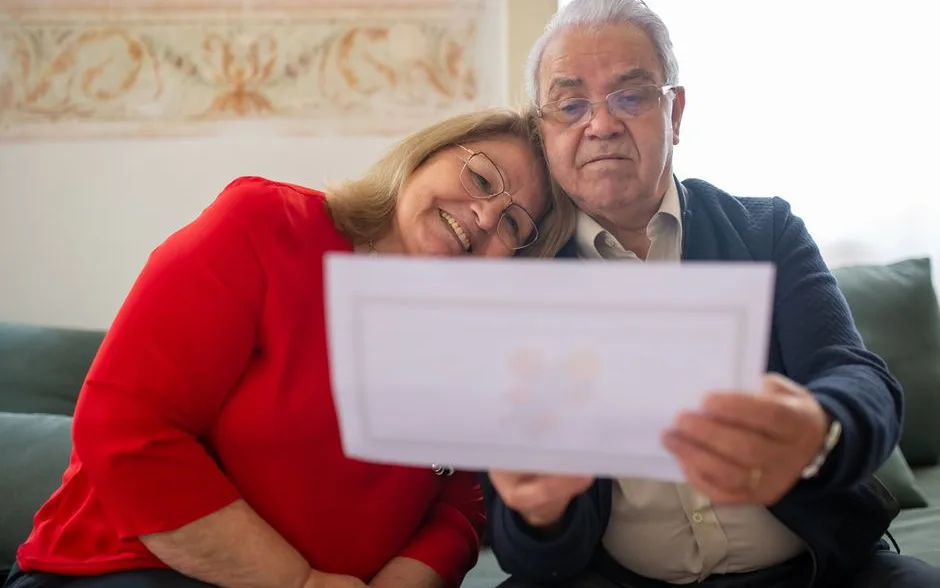 Un couple qui épluche un devis de mutuelle à sa table de cuisine